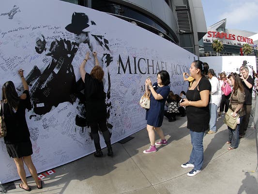 Fans leave messages outside the Michael Jackson memorial service | Photo courtesy of STAPLES Center/Bernstein Associates