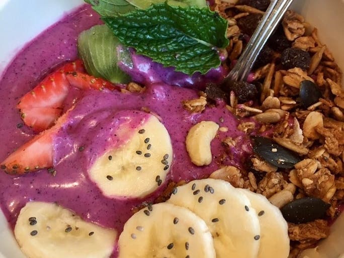 Dragon Fruit Smoothie Bowl at Le Pain Quotidien in Studio City | Instagram by @theapplelim