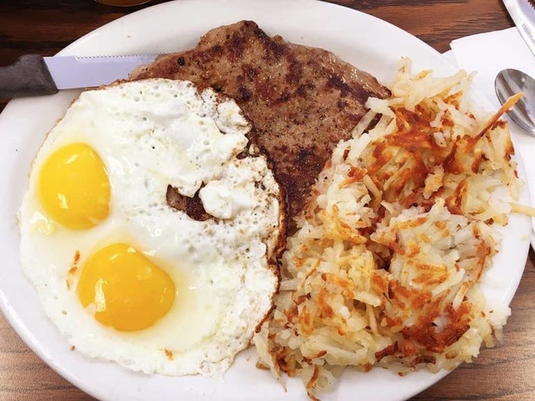 Steak & Eggs at Nat's Early Bite | Instagram by @dylanisafoodie