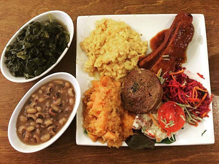 Organic Soul Food Platter at Stuff I Eat | Photo: @xmidwest_nicolex